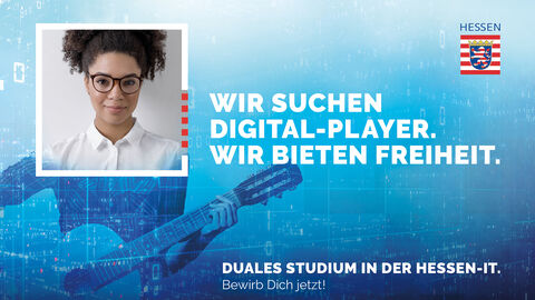 Ein Gesicht einer Frau steht im Vordergrund des Bilder, Im Hintergrund ist eine Gitarren spielende Person zu sehen. Daneben steht geschrieben Wir suchen Digital Player, Wir bieten Freiheit. 