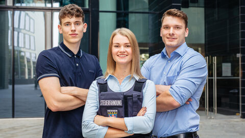 Drei angehende Diplom-Finanzwirt*innen