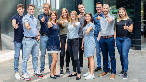 Eine Gruppe von Anwärter*innen zeigt mit dem Daumen nach oben