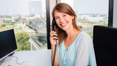 Frau am Telefon