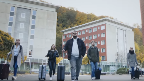 Ankunft in Rotenburg 5 Anwärter*innen laufen mit Koffern über das Gelände des Studienzentrums