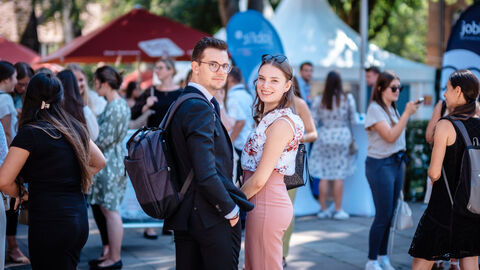 Zwei Anwärter*innen lachen in die Kamera