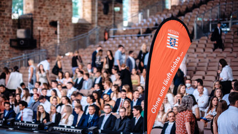 Ausbildungsflagge vor gefüllten Tribünen