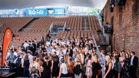 Es begeben sich alle in den Veranstaltungssaal