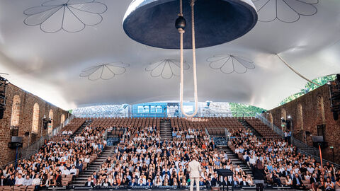 Gefüllter Veranstaltungssaal