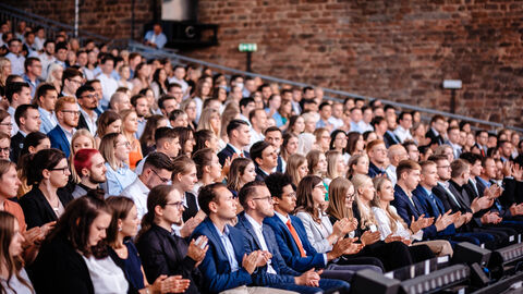 Zuschauer auf der Tribüne klatschen