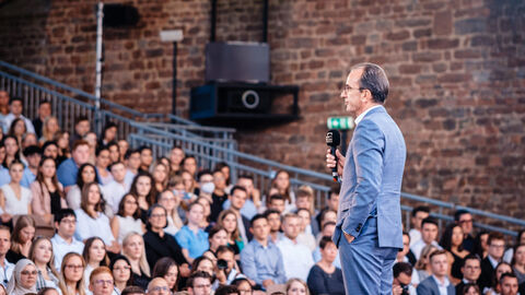 Finanzminister Michael Boddenberg vor großem Publikum