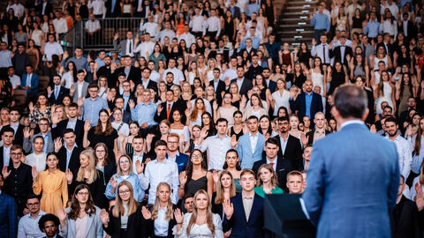 Anwärter*innen heben die Hand zum Ablegen des Diensteides