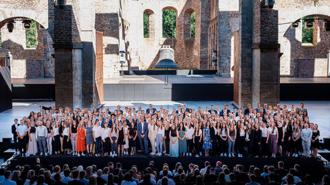 Alle Anwärter*innen der Finanzamtsgruppe Nord gemeinsam mit Finanzminister Boddenberg