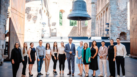 Kleine Gruppe von Anwärter*innen gemeinsam mit Finanzminister Boddenberg