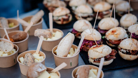 Fingerfood Burgerauswahl sowie Käsewürfel in kleinen Schalen