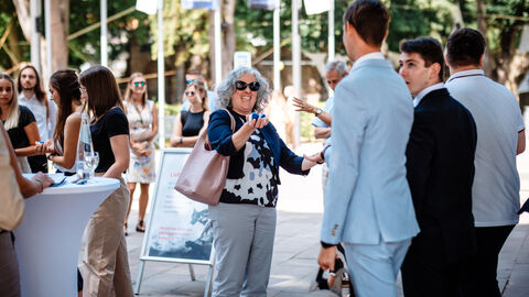 Ausbildsleitungen testen sich an den Jonglierbällen und lachen