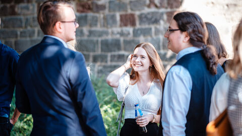 Anwärter*innen stehen im Kreis und unterhalten sich