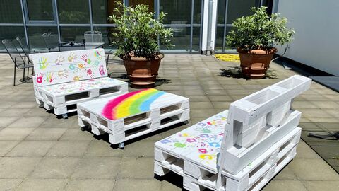Bunt bemalte Palettenmöbel