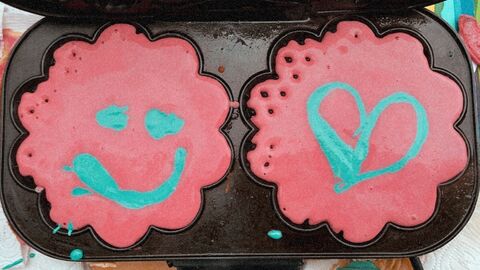 Bunte Waffeln im Waffeleisen