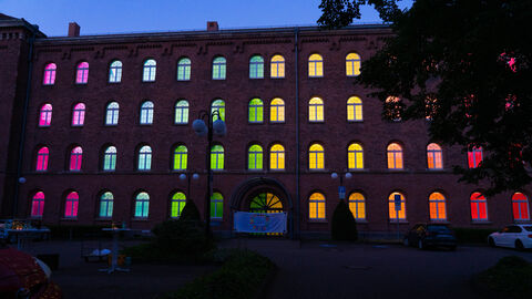 Finanzamt Hersfeld-Rotenburg erleuchtet in Bunten Farben