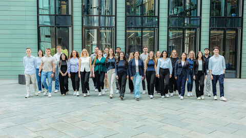 Gruppe von Anwäterinnen und Anwärtern in der OFD